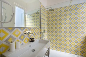 Shower, hair dryer, bidet, towels