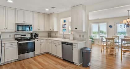 Oceanfront, elevator, 5 bedrooms, 4 KING beds, Hot Tub, spacious, super clean
