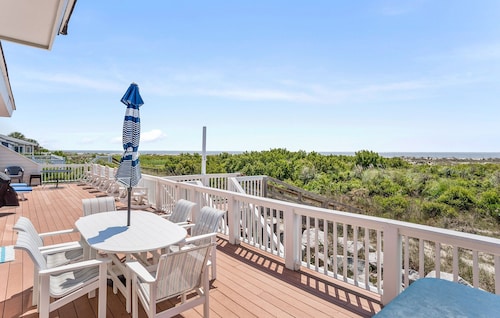 Oceanfront, elevator, 5 bedrooms, 4 KING beds, Hot Tub, spacious, super clean