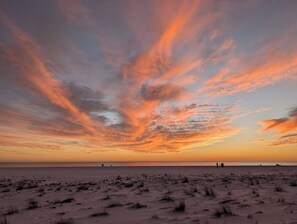 Perto da praia, espreguiçadeiras, toalhas de praia