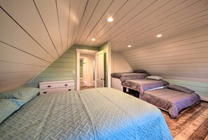 6 bedrooms, iron/ironing board, Internet, bed sheets - Riverfront Coastal Escape with Deep Water Dock! (Westport Island)