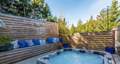 Hidden Pond Gong Suite - Luxury , Pet Friendly, with Hot Tub and Private Beach
