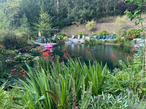 Hidden Pond Gong Suite - Luxury , Pet Friendly, with Hot Tub and Private Beach