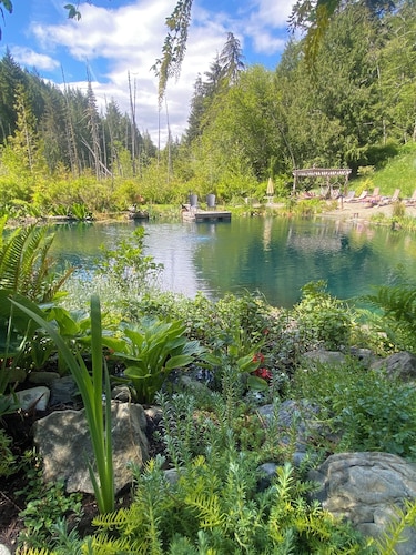 Hidden Pond Gong Suite - Luxury , Pet Friendly, with Hot Tub and Private Beach 