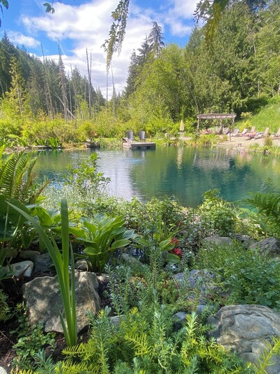 Hidden Pond Gong Suite - Luxury , Pet Friendly, with Hot Tub and Private Beach 