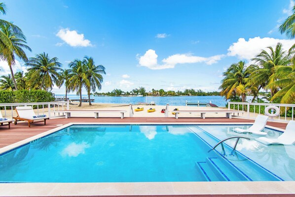 Piscine extérieure, chaises longues