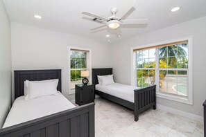 3 habitaciones, tabla de planchar con plancha y cuna de viaje