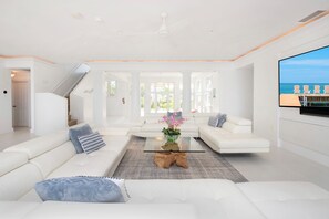 Télévision à écran plat, lecteur de DVD, chaîne hi-fi, imprimantes