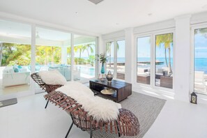 Télévision à écran plat, lecteur de DVD, chaîne hi-fi, imprimantes