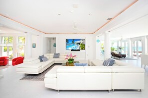 Télévision à écran plat, lecteur de DVD, chaîne hi-fi, imprimantes