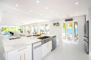 Grand réfrigérateur, micro-ondes, four, plaque de cuisson