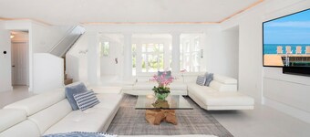 Crystal Waters: Luxe Villa w/Private Pool, Dock and Barefoot Beach Lounge - Walk