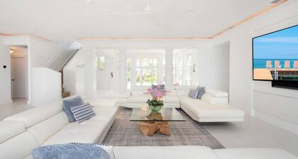 Crystal Waters: Luxe Villa w/Private Pool, Dock and Barefoot Beach Lounge - Walk
