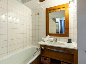 Bathroom - Rond Point des Pistes (Val Claret) by Interhome (Tignes)