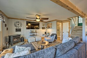 TV, fireplace, ping pong - 1 Mi to Ski! Condo w/ Indoor Pool in Beech Mtn (Beech Mountain)