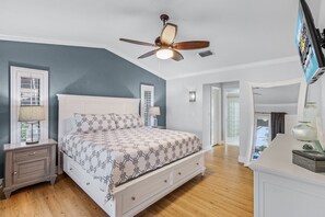 3 bedrooms, iron/ironing board, travel crib, free WiFi - Private Beach, Heated Pool, Kayaks, & Pool Table - Villa Las Palmas - Roelens Vacations (Cape Coral)