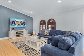 TV, DVD player - Private Beach, Heated Pool, Kayaks, & Pool Table - Villa Las Palmas - Roelens Vacations (Cape Coral)