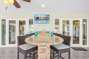 屋外ダイニングエリア