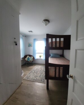 4 habitaciones, tabla de planchar con plancha, wifi y ropa de cama
