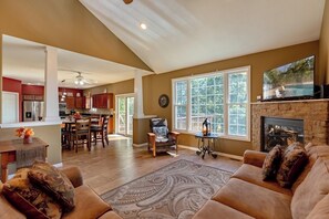 テレビ、暖炉、テーブルサッカー台、書庫