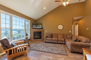 テレビ、暖炉、テーブルサッカー台、書庫