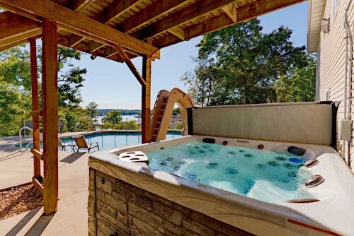 Private pool, boat rental, hiking and enjoying all the great restaurants in the area.