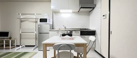 Appartement, non-fumeurs | Coin cuisine privé | Réfrigérateur, micro-ondes, plaque de cuisson, bouilloire électrique
