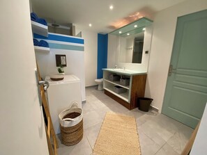 Dusche, Haartrockner, Handtücher, Toilettenpapier