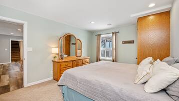 4 bedrooms, iron/ironing board, free WiFi, bed sheets