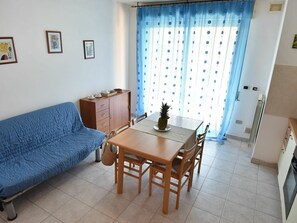 Dining - Nice apartment for 4 guests with WIFI, TV, terrace and pets allowed (Silvi)