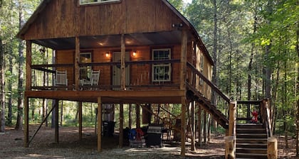 Cabin overlooking creek close to National Forrest a great place to relax 