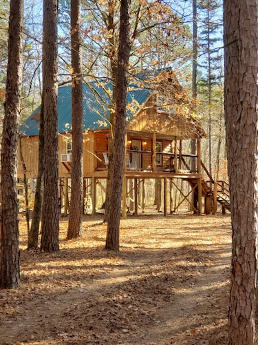 Cabin overlooking creek close to National Forrest a great place to relax 