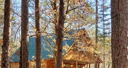 Cabin overlooking creek close to National Forrest a great place to relax