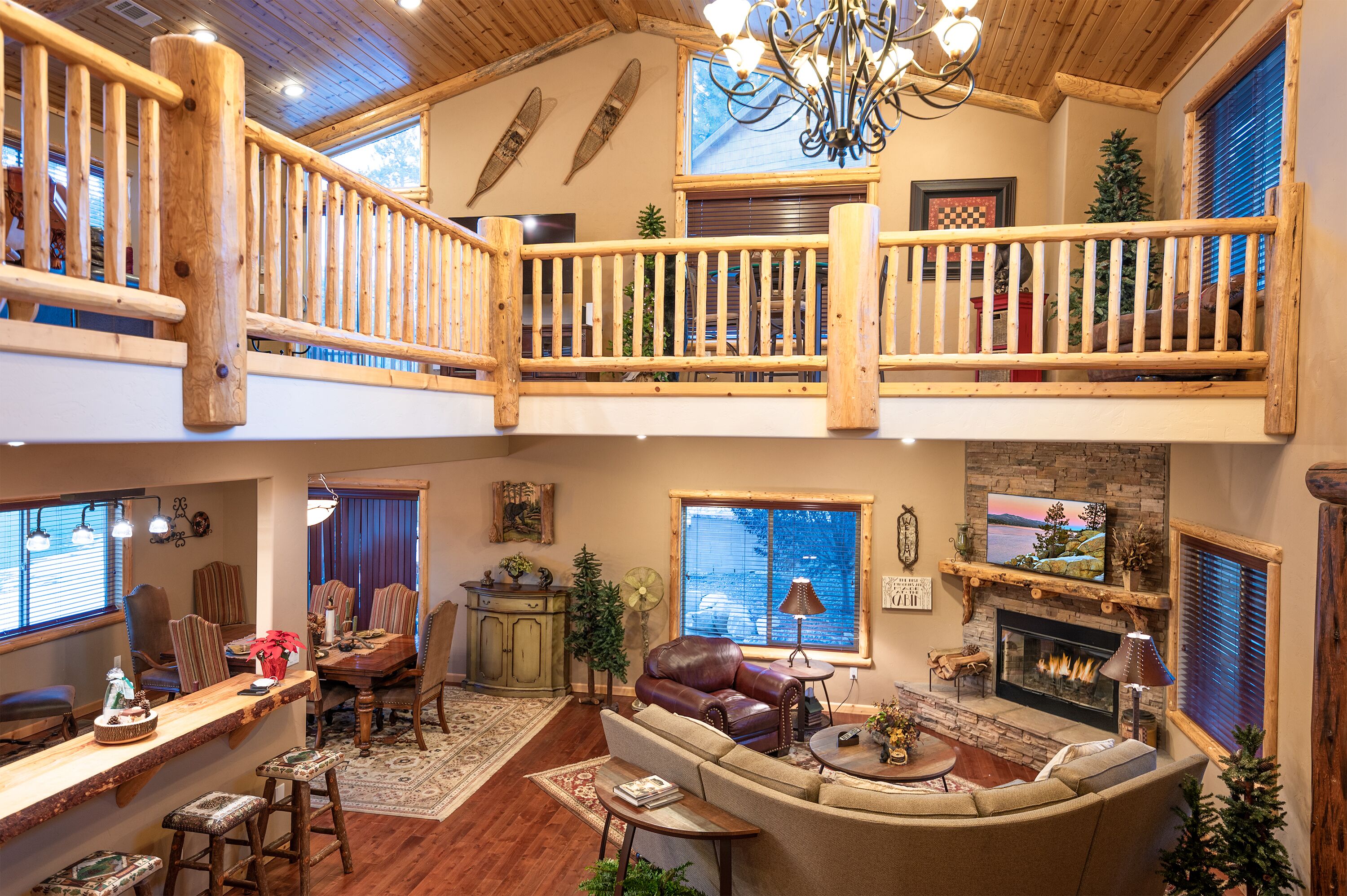 Luxury Cabin-Walk to Bear Mountain Resort, Trails & Golf 