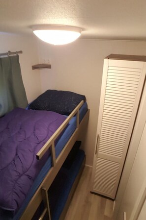 3 bedrooms, travel cot, free WiFi, bed sheets