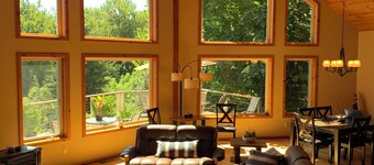 River view & 5 minute walk to downtown! 