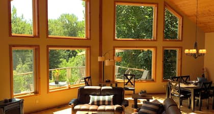River view & 5 minute walk to downtown!
