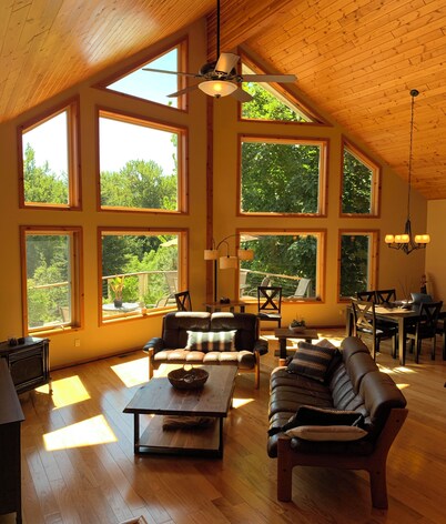 River view & 5 minute walk to downtown! 