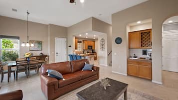 Smart TV, fireplace, DVD player, stereo