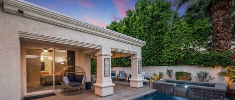 Una piscina al aire libre, una piscina climatizada