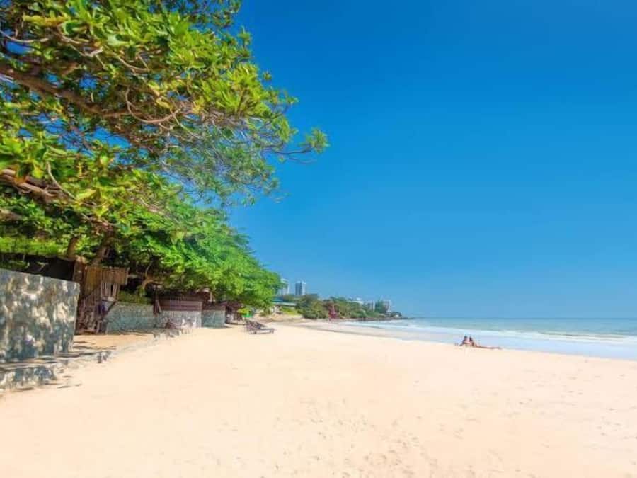 Pantai di sekitar dan pasir putih