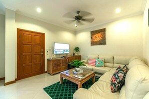 Living room - AnB poolvilla 2BR with private beach (Pattaya)