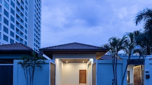 A modern building with a tiled roof and a central entrance. - AnB poolvilla 2BR with private beach (Pattaya)