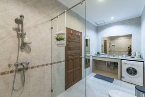 Bathroom shower - AnB poolvilla 2BR with private beach (Pattaya)