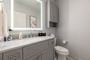 Een bad, een haardroger, handdoeken, zeep