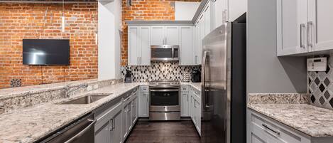 Frigorífico, microondas, horno y placa de cocina