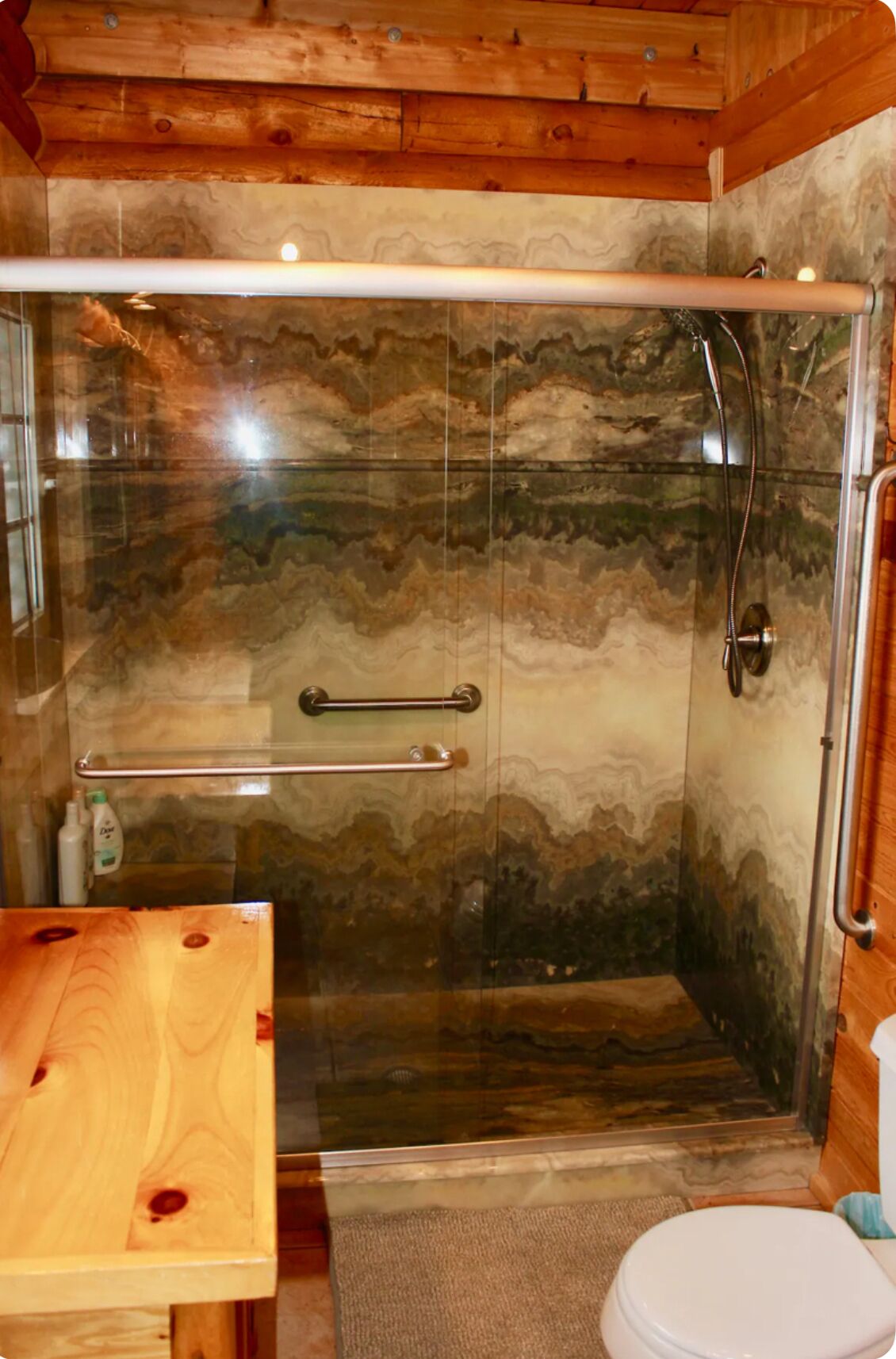 Douche, sèche-cheveux, serviettes fournies, savon