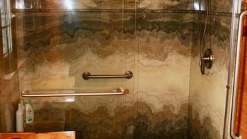 Douche, sèche-cheveux, serviettes fournies, savon