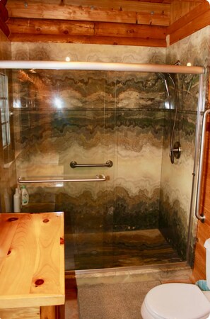 Douche, séchoir à cheveux, serviettes fournies, savon