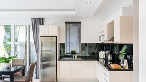 Villa, 2 habitaciones, piscina privada | Cocina privada | Frigorífico grande, microondas, placa de cocina y hervidor eléctrico